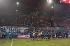 3. Liga; SSV Jahn Regensburg - FC Ingolstadt 04; Spieler bedanken sich bei den Fans Sieg Jubel Freude 0:3