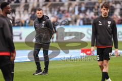 3. Liga; TSV 1860 München - FC Ingolstadt 04; vor dem Spiel Cheftrainer Michael Köllner (FCI) schaut WarmUp an