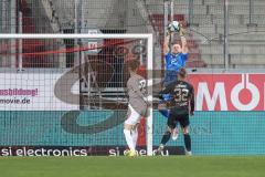 3. Liga; FC Ingolstadt 04 - SC Freiburg II; Torwart Marius Funk (1, FCI) sicher, Breunig Maximilian (29 SCF) Simon Lorenz (32, FCI)