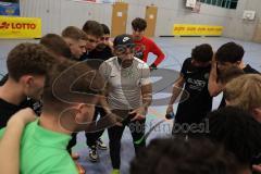 Lotto - Hallen - Bayerncup -  Saison 2022/2023 - FC Fatih Ingolstadt - SV Manching - Halbfinale -  Fabian Reichenberger Trainer Manching schwört seine Mannschaft ein vor dem 6 Meterschießen -  - Foto: Meyer Jürgen