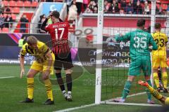 3. Liga; FC Ingolstadt 04 - Borussia Dortmund II; Torchance Calvin Brackelmann (17, FCI) ärgert sich Torwart Lotka Marcel ( BVB2)