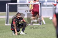3. Liga; FC Ingolstadt 04 - Trainingsauftakt, erstes Training nach der Sommerpause; Cheftrainerin Sabrina Wittmann (FCI) gibt Anweisungen