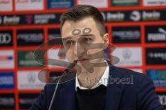 3. Liga; FC Ingolstadt 04 - Neuer Trainer Cheftrainer Guerino Capretti (FCI), erste Pressekonferenz, stellvertretender Pressesprecher Manual Baumgärtner