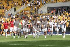 2.BL; Dynamo Dresden - FC Ingolstadt 04, Spiel ist aus, Niederlage FCI 3:0, die Mannschaft bedankt sich bei den mitgereisten Fans Nico Antonitsch (5, FCI) Dennis Eckert Ayensa (7, FCI) Maximilian Beister (11, FCI) Filip Bilbija (35, FCI) Fatih Kaya (9, FC