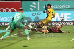 3. Liga; FC Ingolstadt 04 - Borussia Dortmund II; Zweikampf Kampf um den Ball Julian Kügel (31, FCI) Guille Bueno (3 BVB2) Torwart Lotka Marcel (35 BVB2)