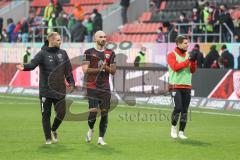 2.BL; FC Ingolstadt 04 - Karlsruher SC; Spiel ist aus, Remis Unentschieden 1:1, Spieler bedanken sich bei den Fans, Ehrenrunde, Maximilian Beister (11, FCI) Nico Antonitsch (5, FCI) Denis Linsmayer (23, FCI)