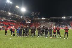 3. Liga; FC Ingolstadt 04 - Erzgebirge Aue; Spieler bedanken sich bei den Fans