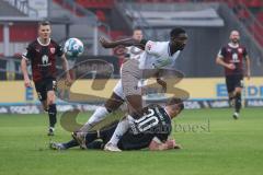 2.BL; FC Ingolstadt 04 - SV Darmstadt 98; Zweikampf Kampf um den Ball Stefan Kutschke (30, FCI) Pfeiffer Patric (5 SVD)