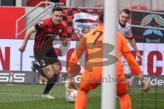 3. Liga; FC Ingolstadt 04 - VfL Osnabrück; Dominik Franke (3 FCI) Torwart Kühn Philipp (22 VfL)