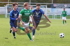 2023_10_28 - Kreisliga - Saison 2023/24 - SV Menning - FC Gerolfing  - Lukas Achhammer grün Gerolfing - Moritz Mayerhofer links blau Menning - KorbinianRankl blau rechts Menning - Foto: Meyer Jürgen