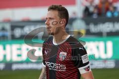 2.BL; FC Ingolstadt 04 - SSV Jahn Regensburg; Marcel Gaus (19, FCI) Kapitän geht zu den Fans und spricht mit ihnen