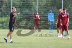 3. Liga; FC Ingolstadt 04 - Trainingsauftakt nach Sommerpause; Anweisungen Co-Trainer Fabian Reichler (FCI)