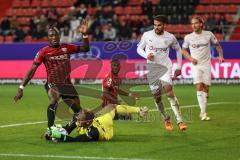 3. Liga; FC Ingolstadt 04 - FSV Zwickau; Torchance, Moussa Doumbouya (27, FCI) kommt zu spät, Torwart Engelhardt Marcel (25 FSV) hält sicher Ziegele Robin (4 FSV) Butzen Nils (16 FSV)