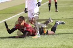 3. Liga - FC Ingolstadt 04 - Waldhof Mannheim - Justin Butler (31, FCI) beschwert sich beim Linienrichter