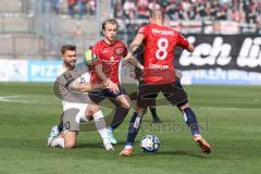 3. Liga; SpVgg Unterhaching - FC Ingolstadt 04; Zweikampf Kampf um den Ball Yannick Deichmann (20, FCI) Stiefler Manuel (8 SpVgg) Westermeier Ben (6 SpVgg)