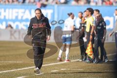 3. Liga; FC Hansa Rostock - FC Ingolstadt 04; Cheftrainerin Sabrina Wittmann (FCI) an der Seitenlinie, Spielerbank ärgert sich