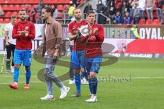 2.BL; FC Ingolstadt 04 - Werder Bremen, Spiel ist aus, 0:3 Niederlage, niedergeschlagen hängende Köpfe, Denis Linsmayer (23, FCI) Rico Preißinger (6, FCI) Jonatan Kotzke (25, FCI) Fatih Kaya (9, FCI) bedanken sich bei den Zuschauern, Ehrenrunde