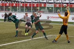 Audi Schanzer Amateur Cup 2022 -  Halbfinale 1 - SV Denkendorf - TSV Hohenwart - Leon Sedlmair weiss Hohenwart - Fabian Hunsdorfer links grün Denkendorf - Andreas Lochner grün Denkendorf - Marco Freund Torwart Denkendorf - Foto: Jürgen Meyer