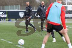 3.Liga - Saison 2022/2023 - FC Ingolstadt 04 -  - Cheftrainer Michael Köllner (FCI) beim ersten Training - Cheftrainer Michael Köllner (FCI) sieht bei den Übungen zu  - Foto: Meyer Jürgen