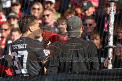 3. Liga - Saison 2024/25 - FC Ingolstadt 04 - SV Wehen Wiesbaden - Das Spiel ist aus - Banner - Choreo -- Pascal Testroet (Nr.37 - FCI)  - Torwart Marius  Funk (Nr.1 - FCI)auf den weg zu den Fans Foto: Meyer Jürgen