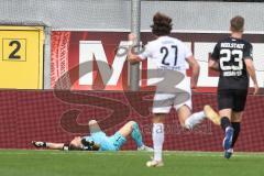 3. Liga; SC Verl - FC Ingolstadt 04; Torwart Marius Funk (1, FCI) geschlagen am Boden nach dem 1:1 Ausgleich, Corboz Mael (27 Verl) Denis Linsmayer (23, FCI)