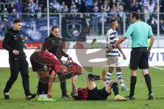 3. Liga; MSV Duisburg - FC Ingolstadt 04; Patrick Schmidt (9, FCI) bleibt am Knie verletzt liegen, Marcel Costly (22, FCI)