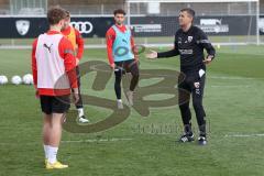 3.Liga - Saison 2022/2023 - FC Ingolstadt 04 -  - Cheftrainer Michael Köllner (FCI) beim ersten Training - Cheftrainer Michael Köllner (FCI) gibt Anweisungen - Foto: Meyer Jürgen