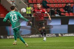 3. Liga; FC Ingolstadt 04 - Hallescher FC; kommt zu spät, Moussa Doumbouya (27, FCI) Torwart Gebhardt Felix (23 Halle)
