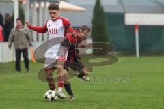 Kreisklasse - Saison 2025/26- Türk SV Ingolstadt - SC Steinberg-  - Enis Kuqanaj weiss Türkisch - Aidan Röttger rot Steinberg - Foto: Meyer Jürgen