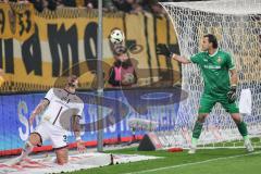 3. Liga; Dynamo Dresden - FC Ingolstadt 04; Torchance verpasst Pascal Testroet (37, FCI) Torwart Schreiber Tim (1 DD)