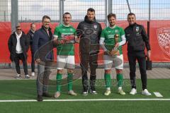 2024_2_17 - Saison 2023/24 - AUDI-Schanzer Amateur Cup - SV Hundszell - FC Gerolfing - Finale - Siegerehrung -   Cheftrainer Michael Köllner (FC Ingolstadt 04) - Lukas Fröde (Nr.34 - FC Ingolstadt 04) mitte - Christopher Nussbaum AUDI Vertretung links - 1