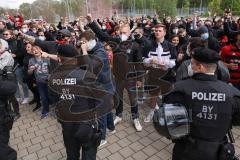 3. Liga - FC Ingolstadt 04 - TSV 1860 München - Spieler gehen zu den Fans die vor dem Stadion waren, Tumult. Polizei, Jubel zum Sieg