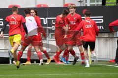 Im Bild: Valentin Hoti (#6 FCI B-Junioren) verwandelt den Strafstoß und die Ersatzspieler rennen auf den Platz

Fussball - B-Junioren - Relegation 2021  - FC Ingolstadt 04 - SSV Jahn Regensburg -  Foto: Ralf Lüger/rsp-sport.de