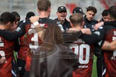 3. Liga - Saison 2026/27 - FC Ingolstadt 04 - SV Wehen Wiesbaden - Cheftrainer Achim Beierlorzer (FCI) hält eine Ansprache nach dem Spiel im Spielerkreis - XXXXX - Foto: Meyer Jürgen