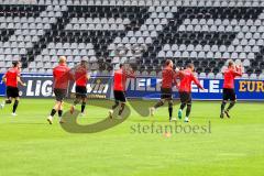 3.Liga - Saison 2022/2023 - SC Freiburg II - FC Ingolstadt 04 - DieSpieler begrüßen die Fans vor dem Spiel -  - Foto: Meyer Jürgen