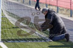 A - Junioren Bundesliga Süd/Südwest -  Saison 2021/2022 - FC Ingolstadt 04 - 1. FC Saarbrücken - Betreuer Chedly Hachani beim Tornetz reparieren - Foto: Meyer Jürgen