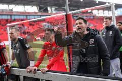 3. Liga; FC Ingolstadt 04 - VfL Osnabrück; Niederlage, hängende Köpfe die Mannschaft vor den Fans, Ehrenrunde mit Cheftrainer Guerino Capretti (FCI) macht eine Ansage zu den Fans