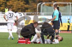 3. Liga; VfB Oldenburg - FC Ingolstadt 04; Rico Preißinger (6, FCI) hat sich verletzt, wird behandelt von Physio Georg Meyer