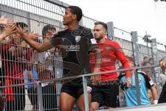 3. Liga; Rot-Weiss Essen - FC Ingolstadt 04; Spieler bedanken sich bei den Fans Justin Butler (31, FCI) Patrick Schmidt (9, FCI) Torwart Marius Funk (1, FCI)