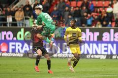 3. Liga; FC Ingolstadt 04 - Borussia Dortmund II; Jannik Mause (7, FCI) wird von Torwart Lotka Marcel (35 BVB2) verletzt, Knie ins Gesicht, rote Karte anschließend