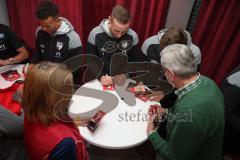 2024_1_16 - 3. Liga - Saison 2023/24 - Fantreffen - FC Ingolstadt 04 -  - beim Autogramm schreiben  - Torwart  Marius  Funk (Nr.1 - FC Ingolstadt 04) - Foto: Meyer Jürgen
