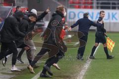 3. Fußball-Liga - Saison 2020/2021 - FC Ingolstadt 04 - FC Viktoria Köln - Schlusspfiff - Die Spieler und Chef-Trainer Tomas Oral (FCI) stürmen den Rasen - Foto: Meyer Jürgen