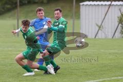 Kreisliga - Saison 2023/24 - SV Lippertshofen - SV Hundszell - Matthias Weinzierl blau Hundszell - Taavi Hoffmann grün links Lippertshofen - Foto: Meyer Jürgen