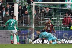 2.BL; SV Werder Bremen - FC Ingolstadt 04; Torwart Dejan Stojanovic (39 FCI) und Nico Antonitsch (5, FCI) retten den Ball, Verteidigung Marvin Ducksch (7 Bremen)