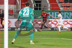 3. Liga; FC Ingolstadt 04 - Hallescher FC; Marcel Costly (22, FCI) Hug Nico (22 Halle) Torwart Gebhardt Felix (23 Halle)