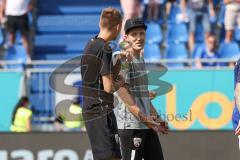 2.BL; SV Darmstadt 98 - FC Ingolstadt 04 - Niederlage 6:1, Spiel ist aus, Cheftrainer Roberto Pätzold (FCI) ghet mit Filip Bilbija (35, FCI) vom Platz