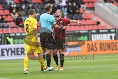 Relegation 1 - FC Ingolstadt 04 - VfL Osnabrück - Marc Stendera (10, FCI) diskutiert mit dem Schiedsrichter Taffertshofer Ulrich (8 VfL)