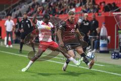 3. Liga; FC Ingolstadt 04 - SSV Jahn Regensburg; Zweikampf Kampf um den Ball Simon Lorenz (32, FCI) Diawusie Agyemang (24 SSV)