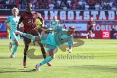 3. Liga; FC Ingolstadt 04 - TSV 1860 München; Zweikampf Kampf um den Ball Daouda Beleme (9, FCI) Lang Niklas (3 TSV)
