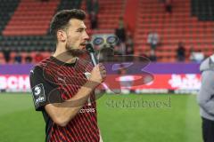 3. Liga; FC Ingolstadt 04 - Erzgebirge Aue; Spieler bedanken sich bei den Fans Kapitän Lukas Fröde (34, FCI) spricht zu den Fans